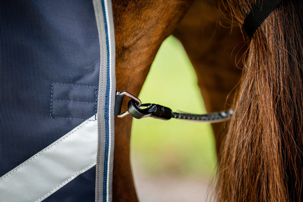 Staartkoord en achterafwerking van de Rambo 1680D Plus Turnout deken