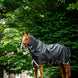Horseware Rambo 1680D Plus Turnout deken met Vari-Layer in Zwart, zijaanzicht op het paard