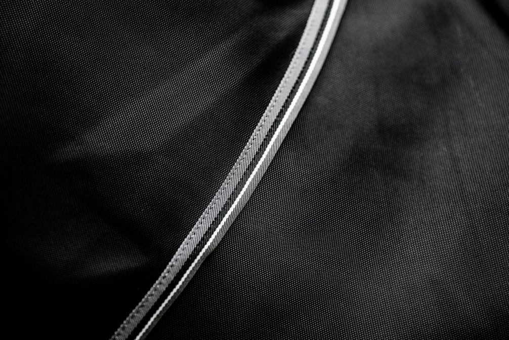 Detail van binding en buitenweefsel van de Rambo 1680D Plus Turnout deken in Zwart
