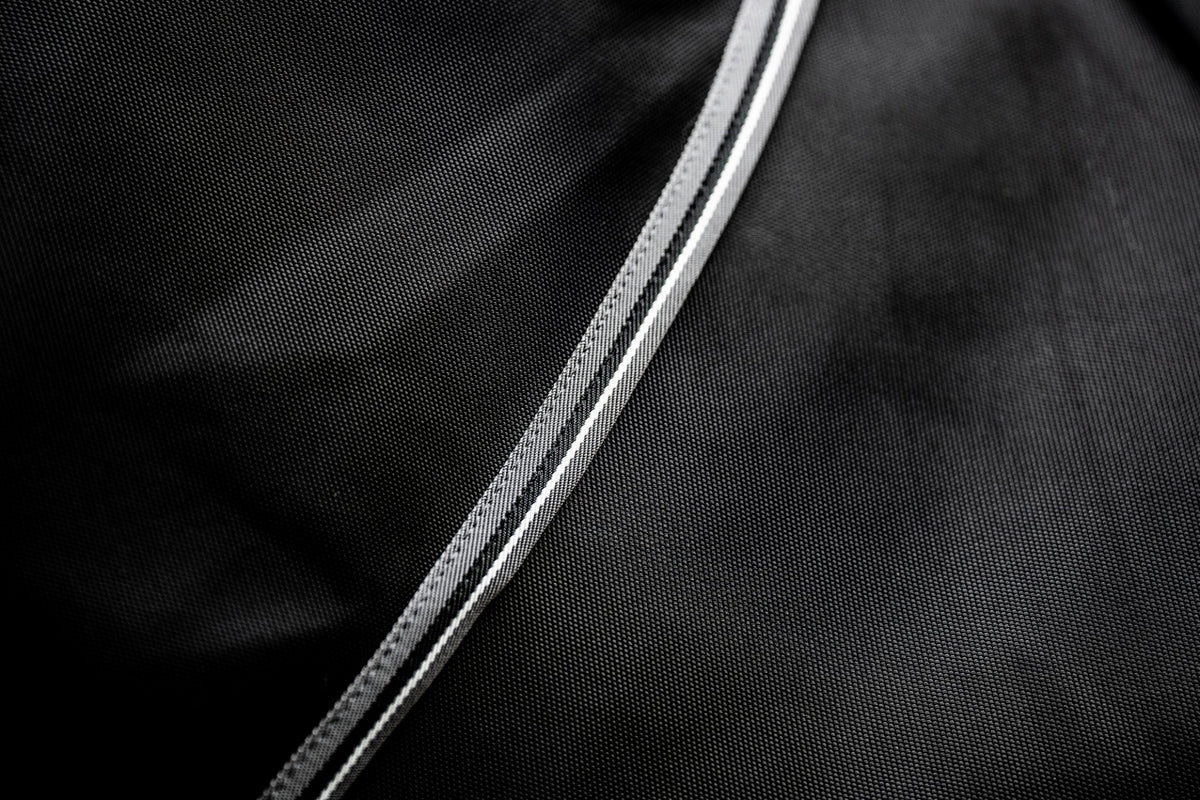 Detail van binding en buitenweefsel van de Rambo 1680D Plus Turnout deken in Zwart