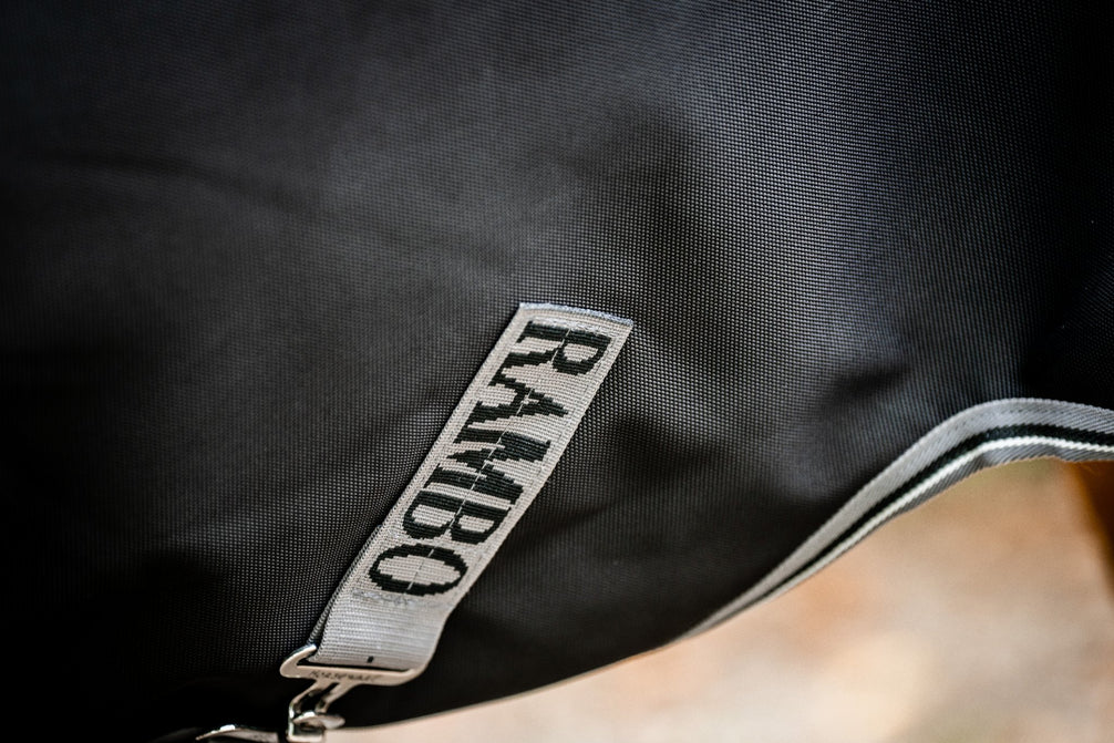 Rambo-logo op de borstband van de Rambo 1680D Plus Turnout deken