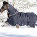 Horseware Rambo Duo Plus Turnout deken in Navy, zijaanzicht op het paard in de sneeuw