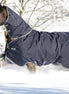 Horseware Rambo Duo Plus Turnout deken in Navy, zijaanzicht op het paard in de sneeuw