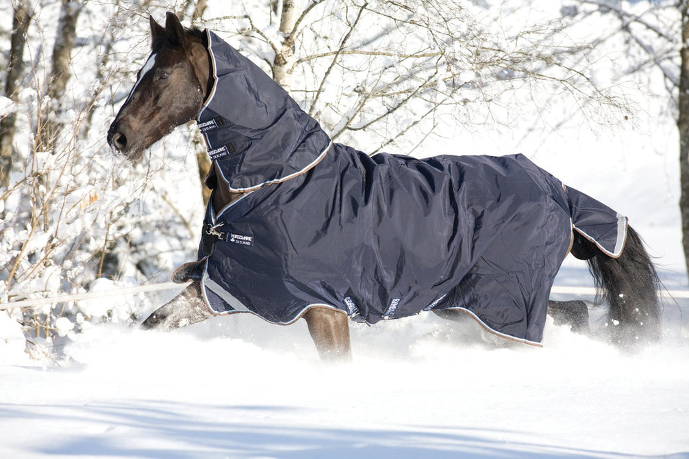Horseware Rambo Duo Plus Turnout deken in Navy, zijaanzicht op het paard in de sneeuw