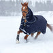 Paard in galop in de Rambo Duo Plus Turnout deken in de weide