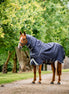 Horseware Rambo Duo Ripstop Plus Turnout bundel in Navy, zijaanzicht op het paard