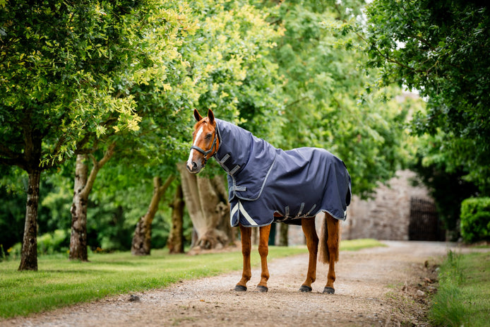 Horseware Rambo Duo Ripstop Plus Turnout bundel in Navy, zijaanzicht op het paard