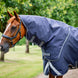 Hoofd en schouder van een paard in de Rambo Duo Ripstop Plus Turnout deken