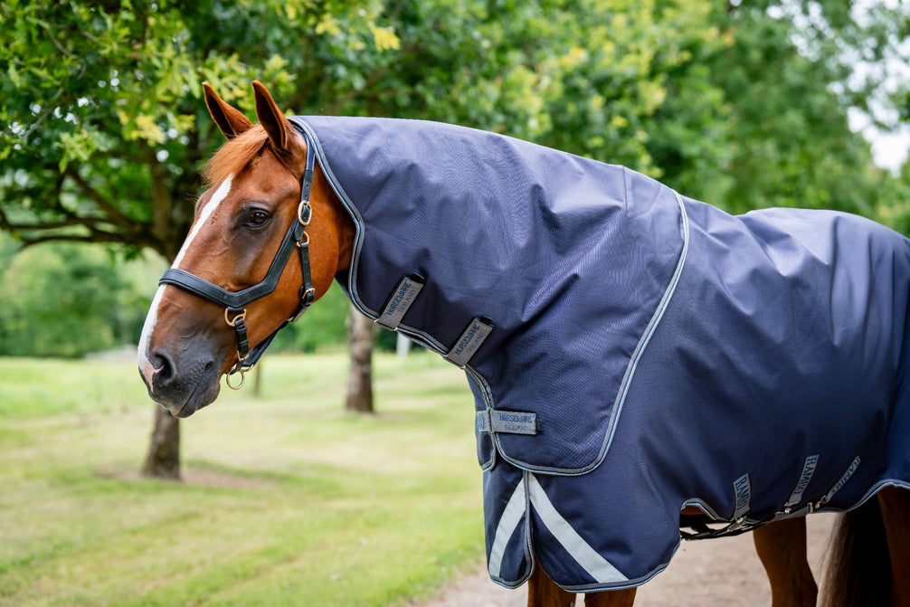 Hoofd en schouder van een paard in de Rambo Duo Ripstop Plus Turnout deken