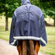 Achteraanzicht met staartflap van de Rambo Duo Ripstop Plus Turnout deken