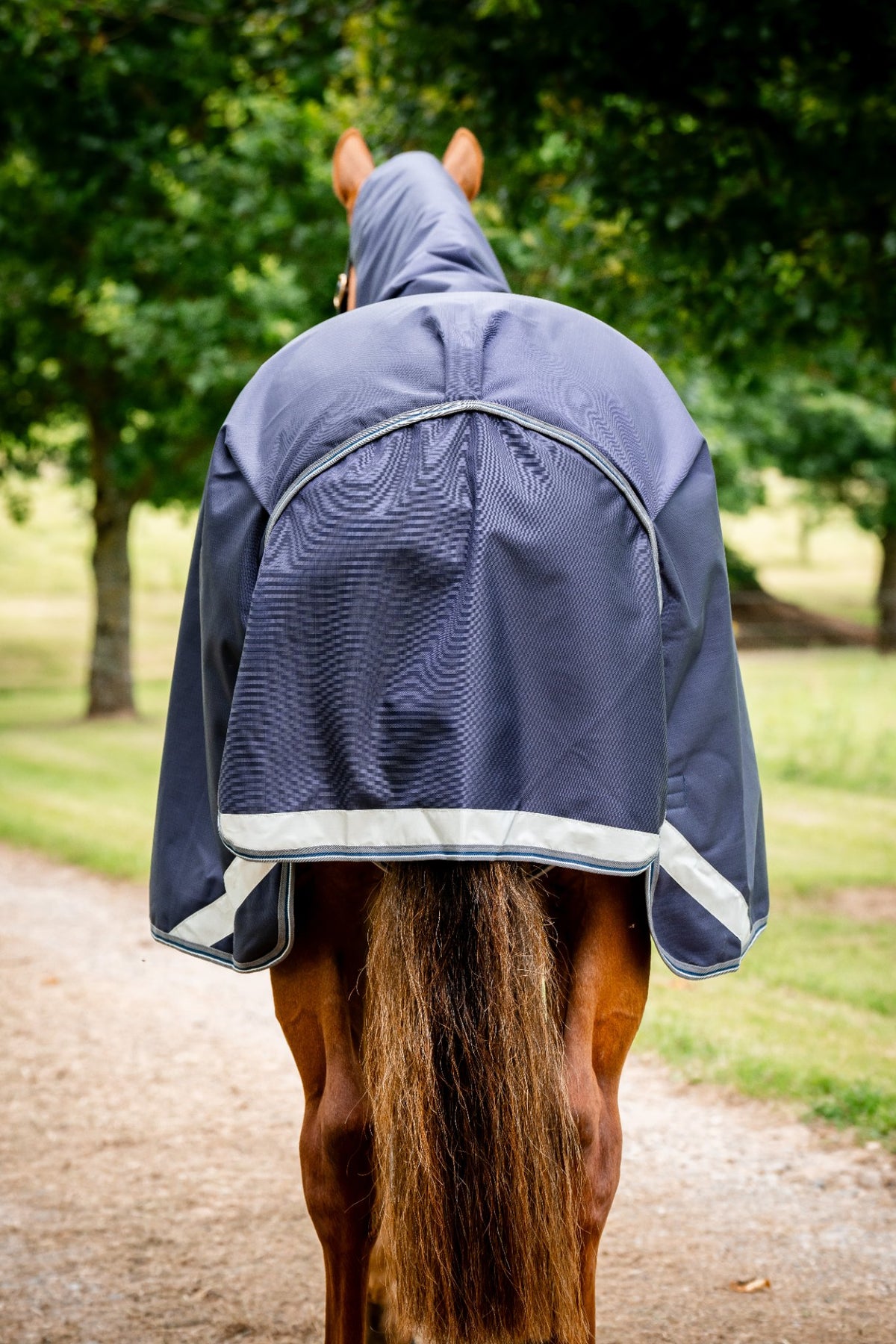 Achteraanzicht met staartflap van de Rambo Duo Ripstop Plus Turnout deken