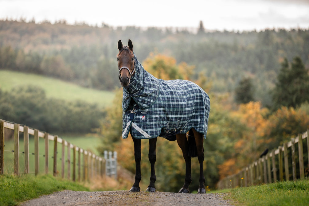 Horseware Rhino Plus Turnout deken met Vari-Layer in Hunter Check, zijaanzicht met halsstuk