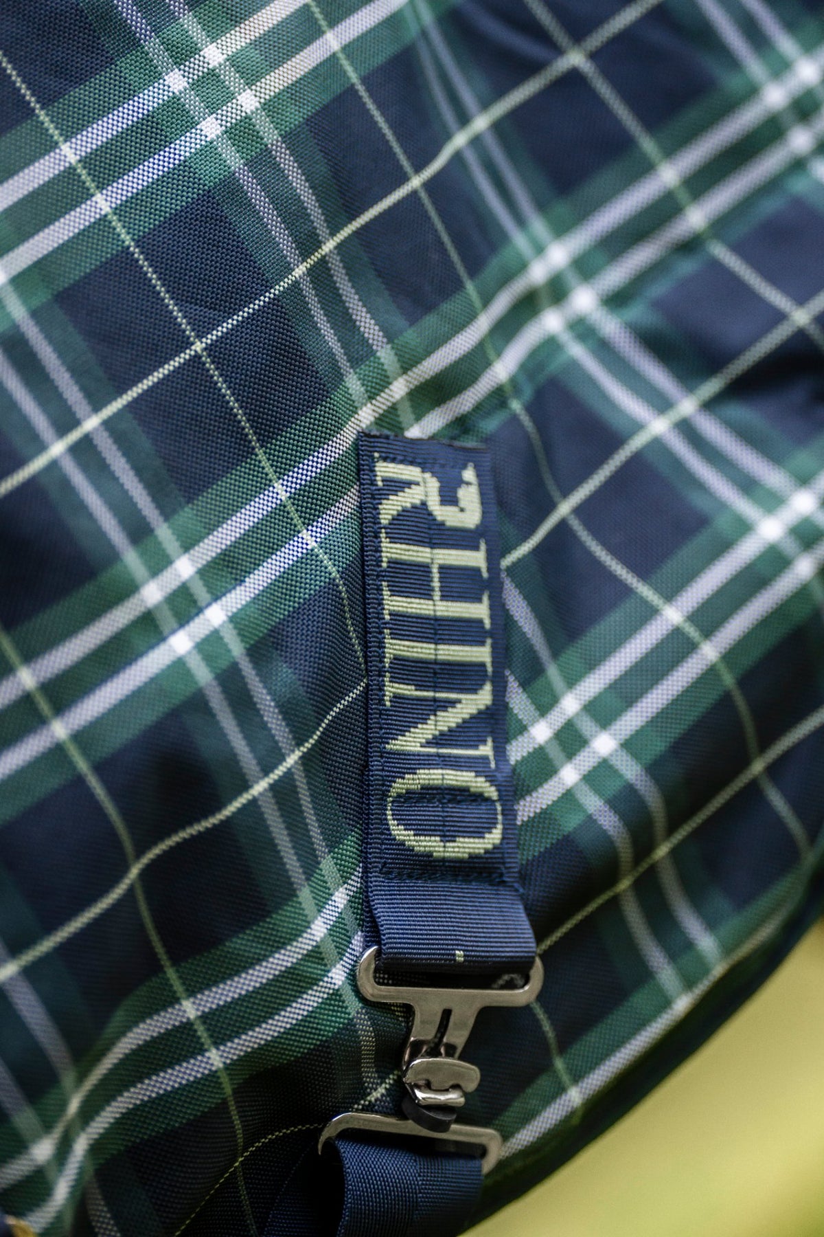 Rhino-logo op de borstband van de Rhino Plus Turnout deken