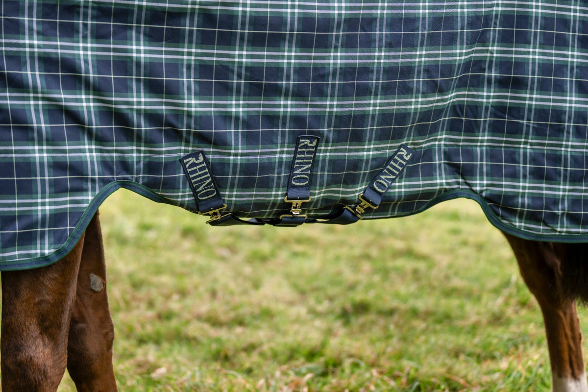 Achteraanzicht met staartflap van de Rhino Plus Turnout deken in Hunter Check