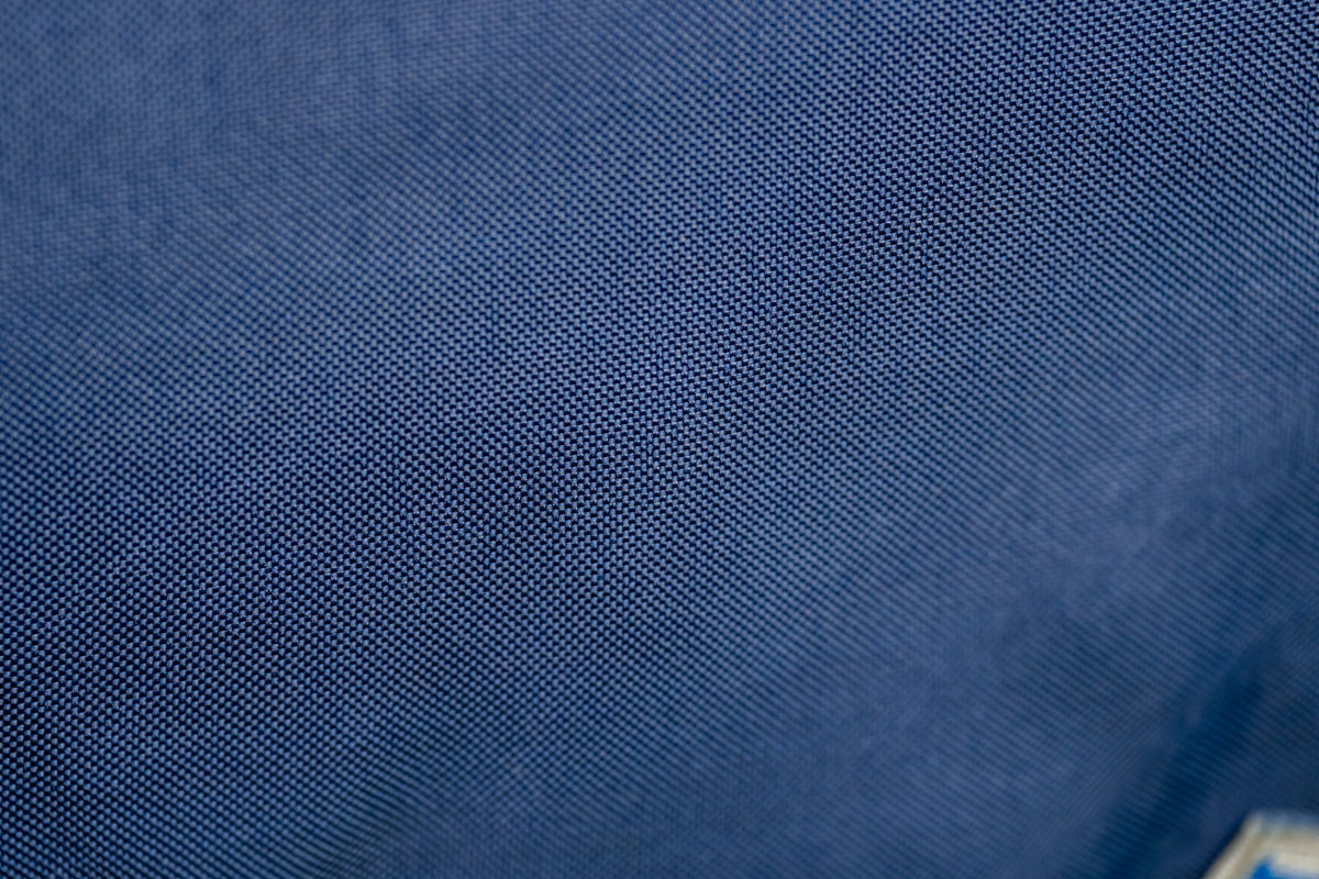 Detail van het buitenweefsel van de Rhino Plus Turnout deken in Navy
