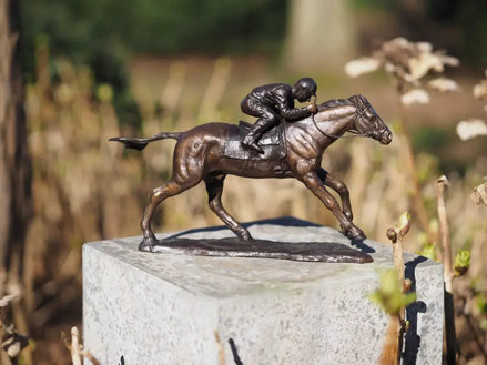Thermobrass Bronzen Beeld Jockey op Paard Klein | Maddelin Equestrian