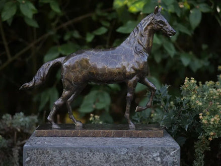 Thermobrass Bronzen Beeld Paard op Rechthoekige Voet | Maddelin Equestrian