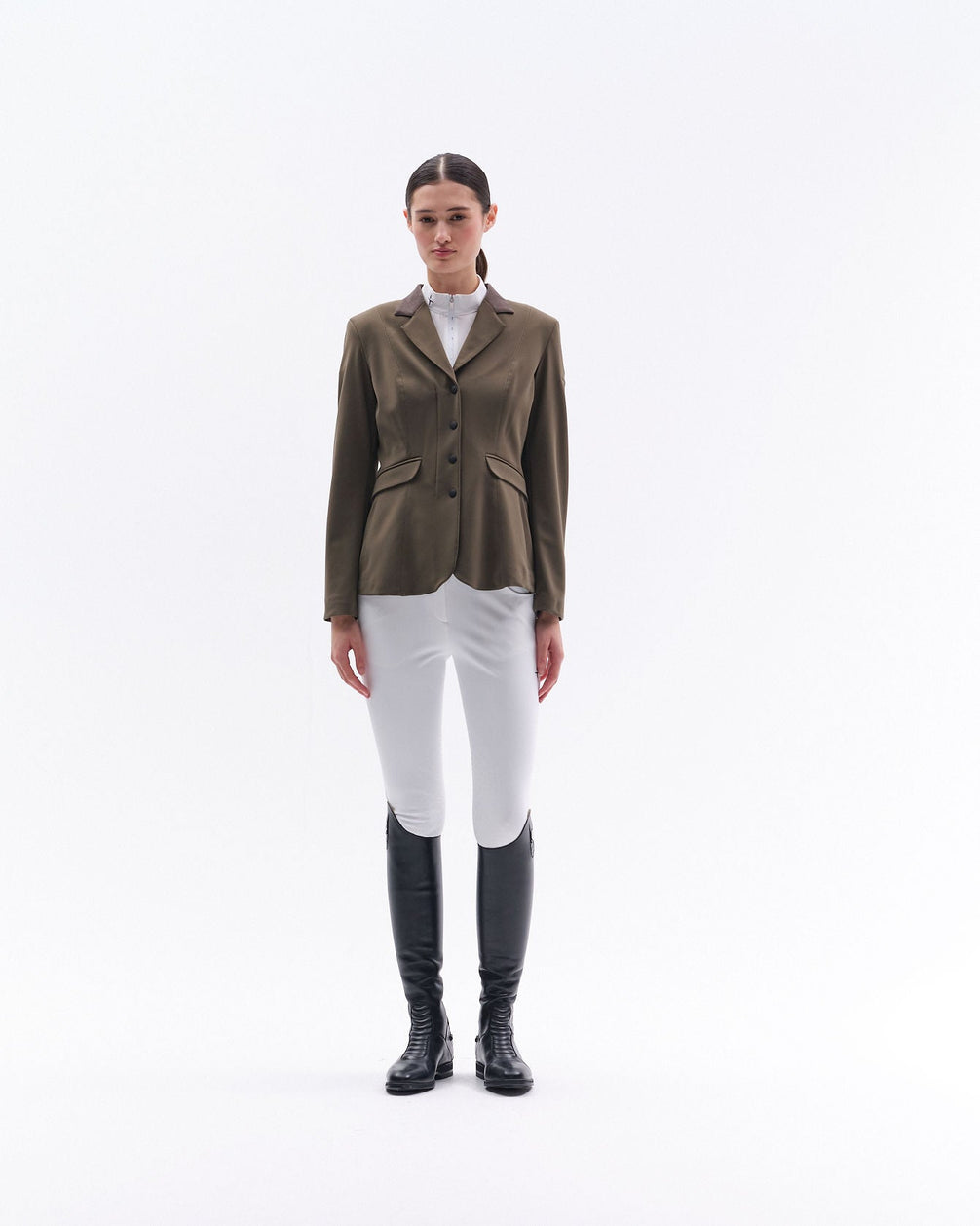 Trolle Light Tech Class Wedstrijdjas Dames Olive gedragen Wedstrijdjassen - Maddelin Equestrian Trolle